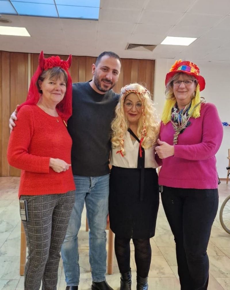 Abdullah steht bei Mitarbeiterinnen in der Seniorenresidenz.