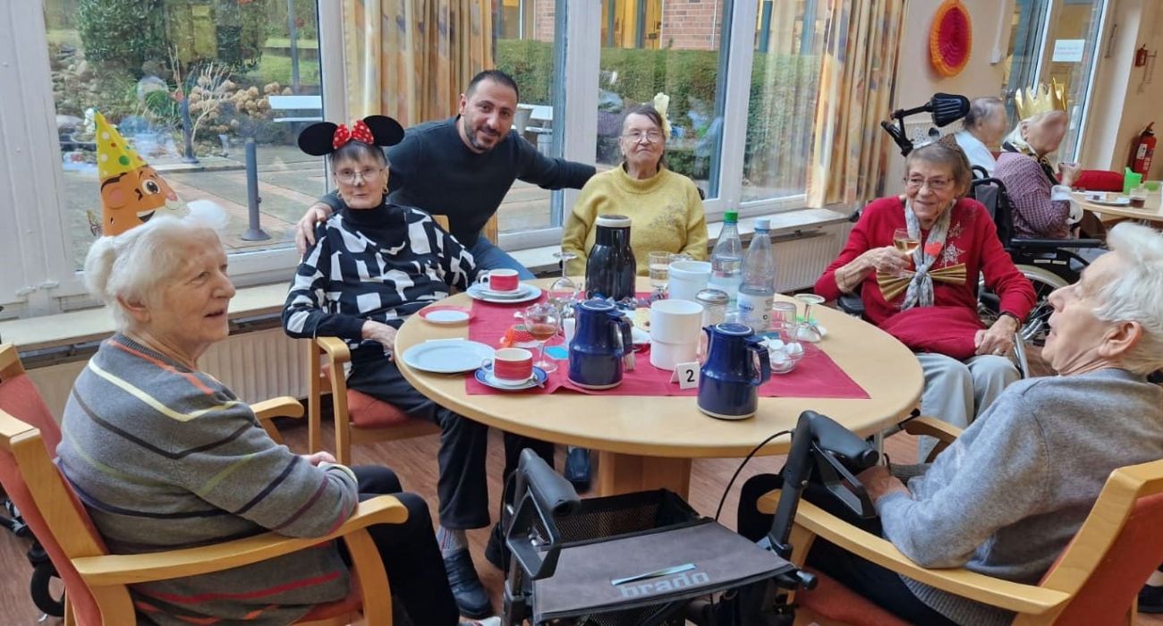 Abdullah mit alten Menschen bei der Karnevalsfeier.