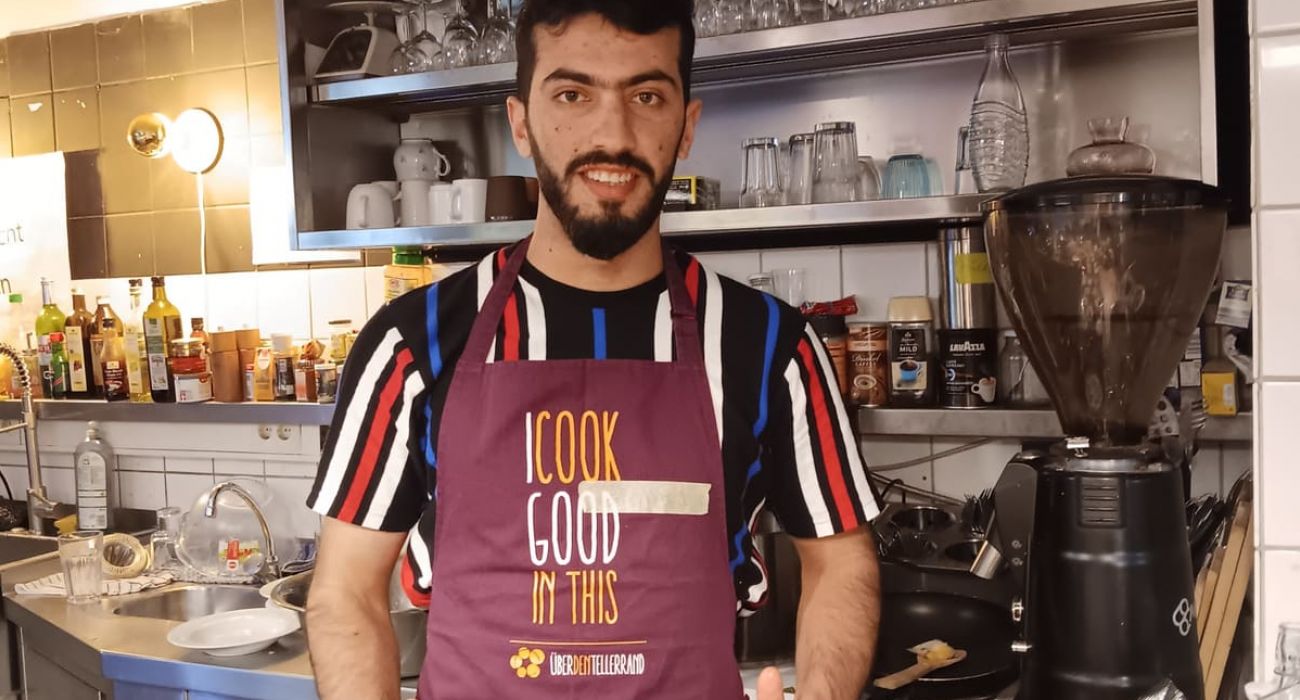 Ahmad steht in der Küche bei 