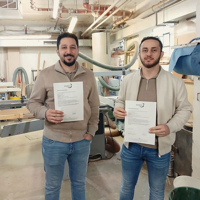 Amjed und Majed zeigen ihre Zertifikate.