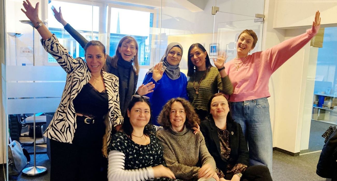 Frauen aus dem Mitmacher-Team stehen im Mitmacher-Büro.