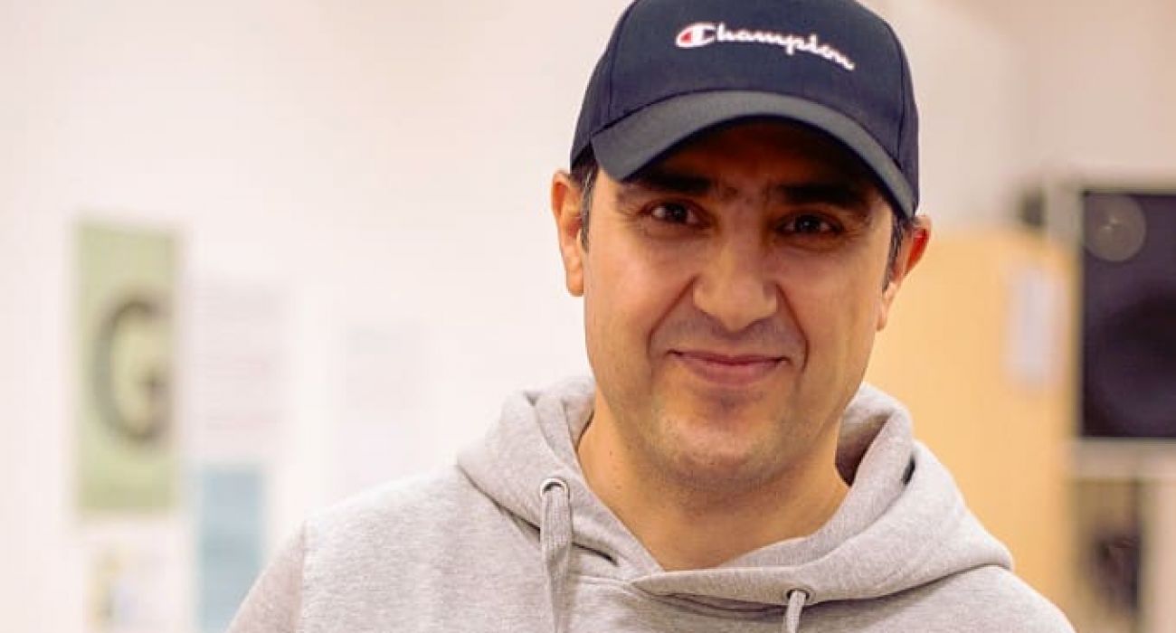 Homayoon lächelt und zeigt Daumen hoch.