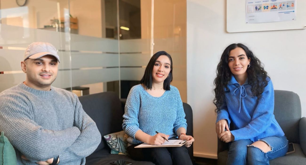 Masoud und Setareh sitzen mit Mahsa im Beratungsraum von MITmacher.