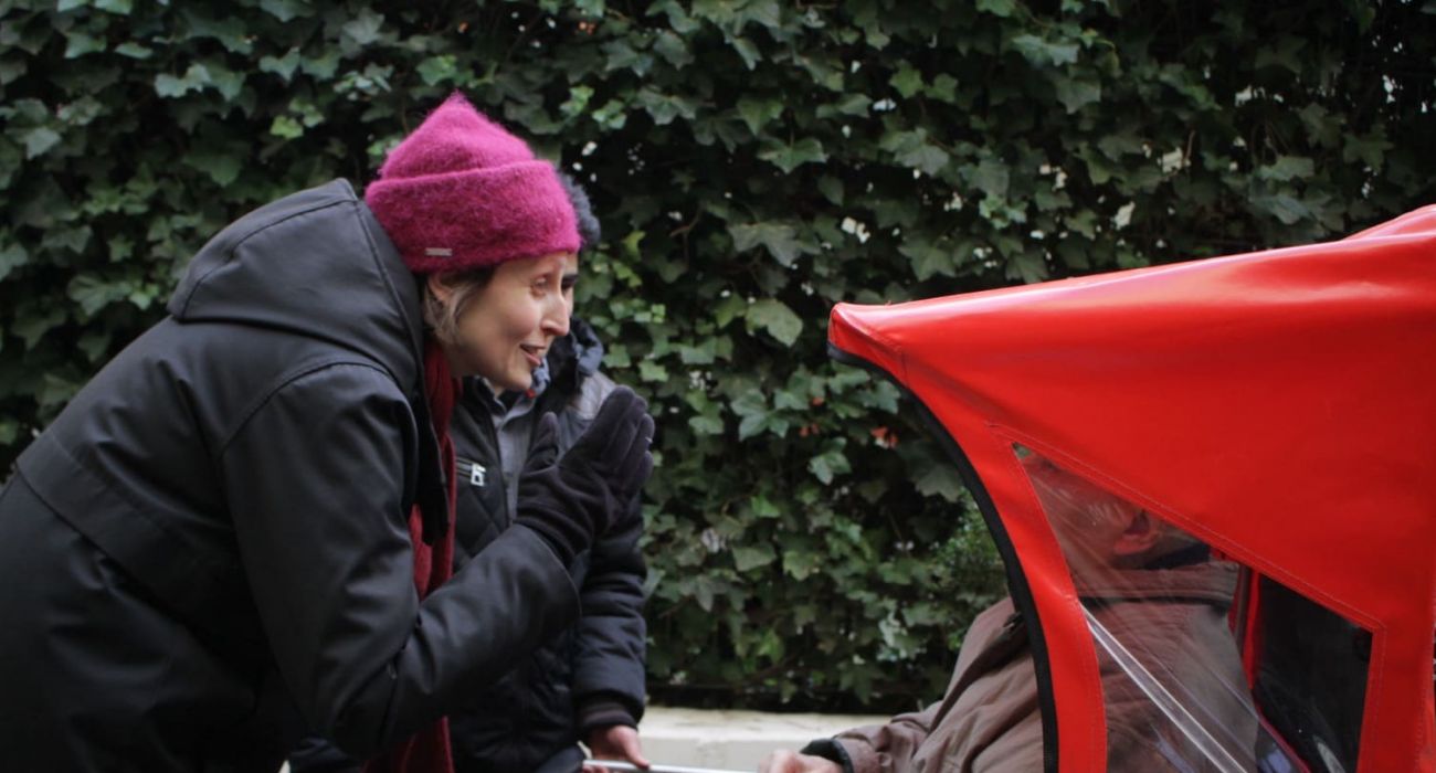 Ewelina steht vor einer Fahrrad-Rikscha