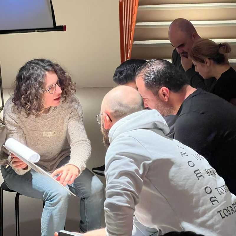 Mareike spricht mit mehreren Teilnehmenden.