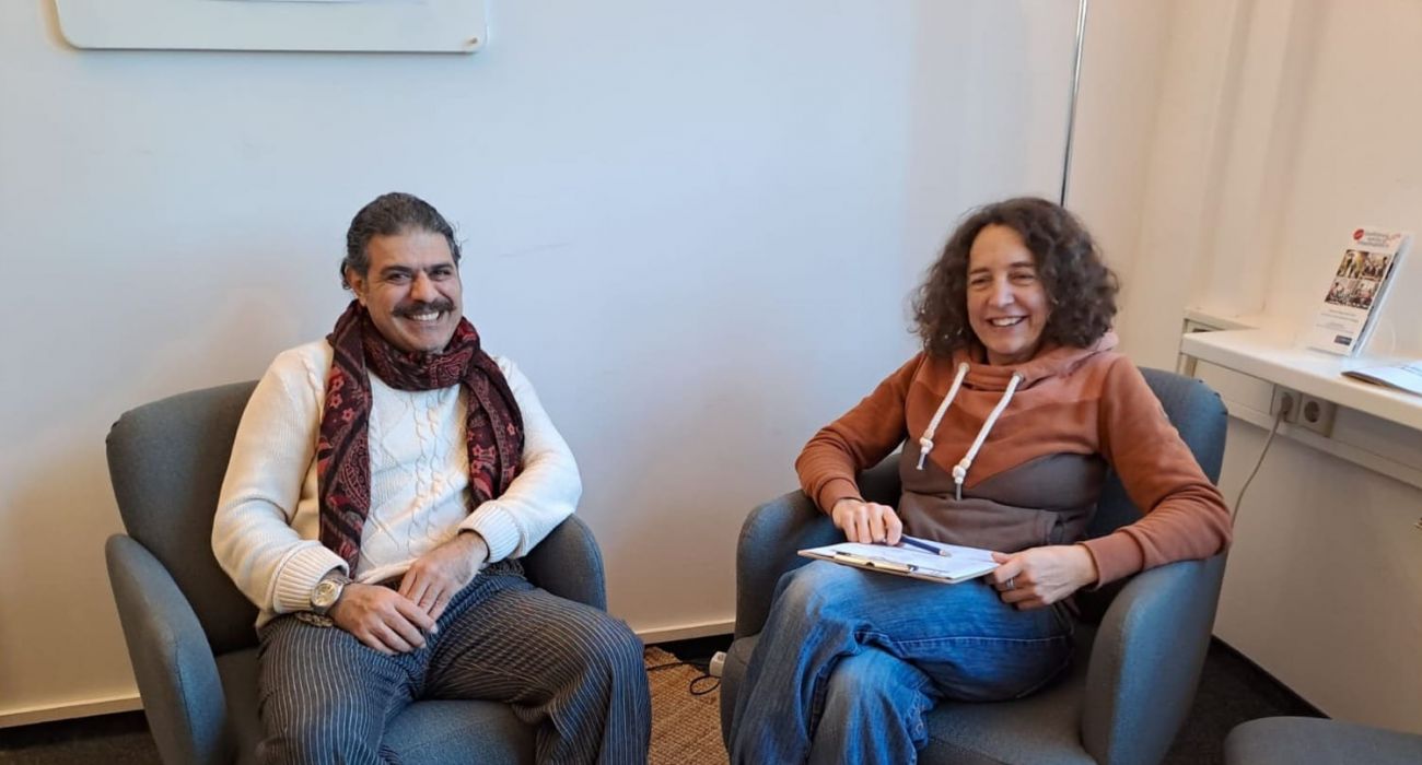 Shiraz sitzt mit Mareike im Beratungsraum bei MITmacher.