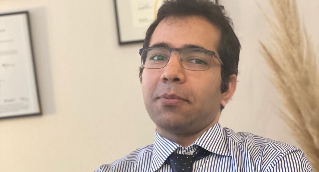 Ali sitzt bei MITmacher im Büro