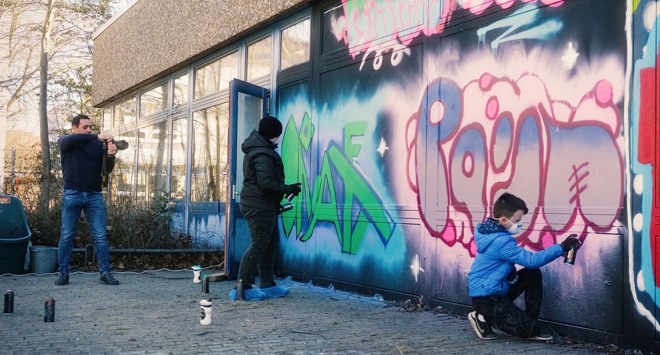 In seinem Ehrenamt fotografiert Arian die Graffiti- und Rap-Workshops von Rap for Refugees