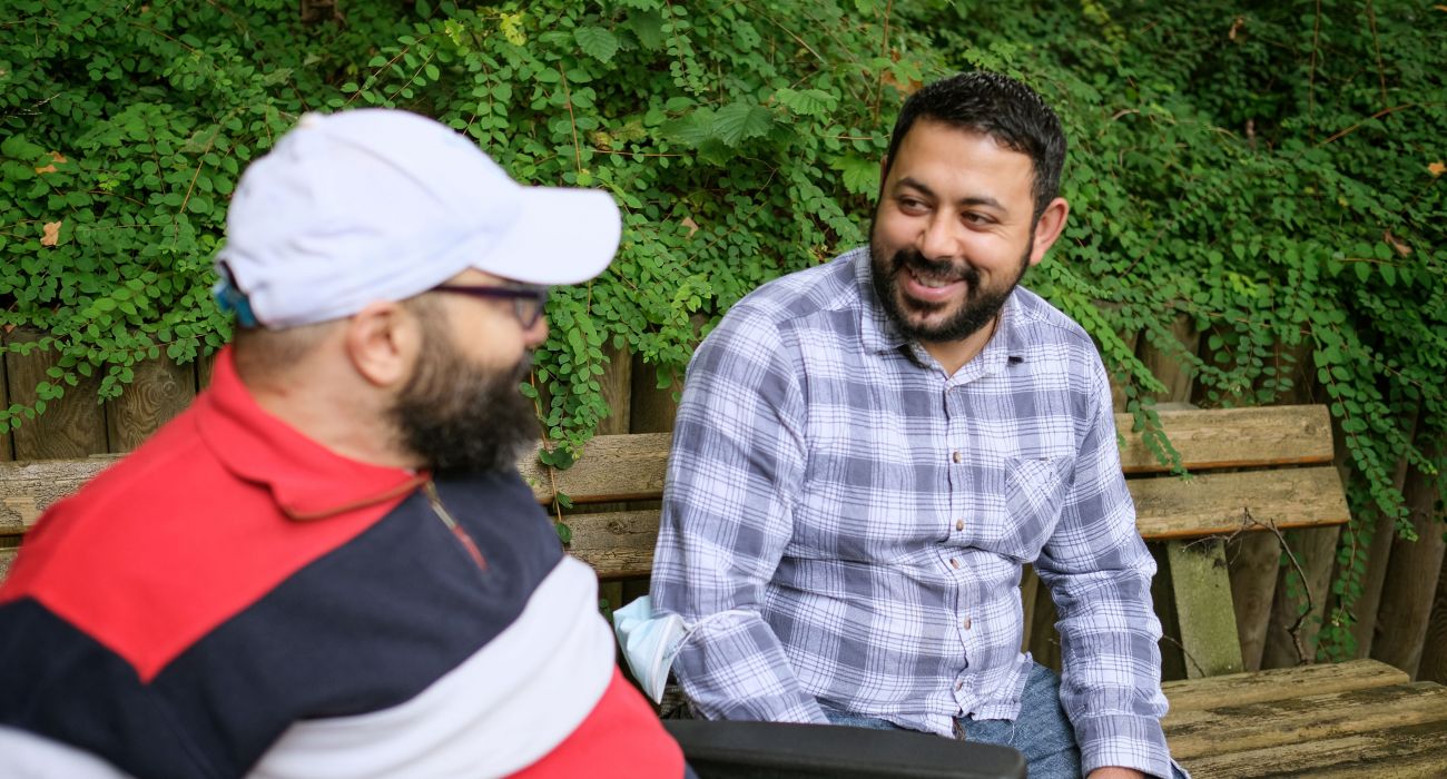 Alaa unterstützt in der Wohngruppe am Frankenberg Rollstuhlfahrer Bilal im Alltag